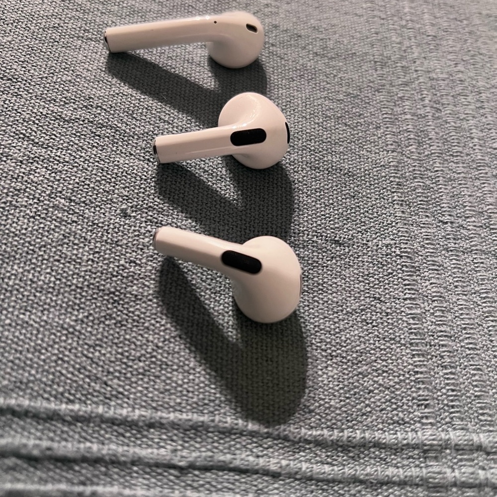 Air pods 3 and 4 gen only …. Left sides only… no case